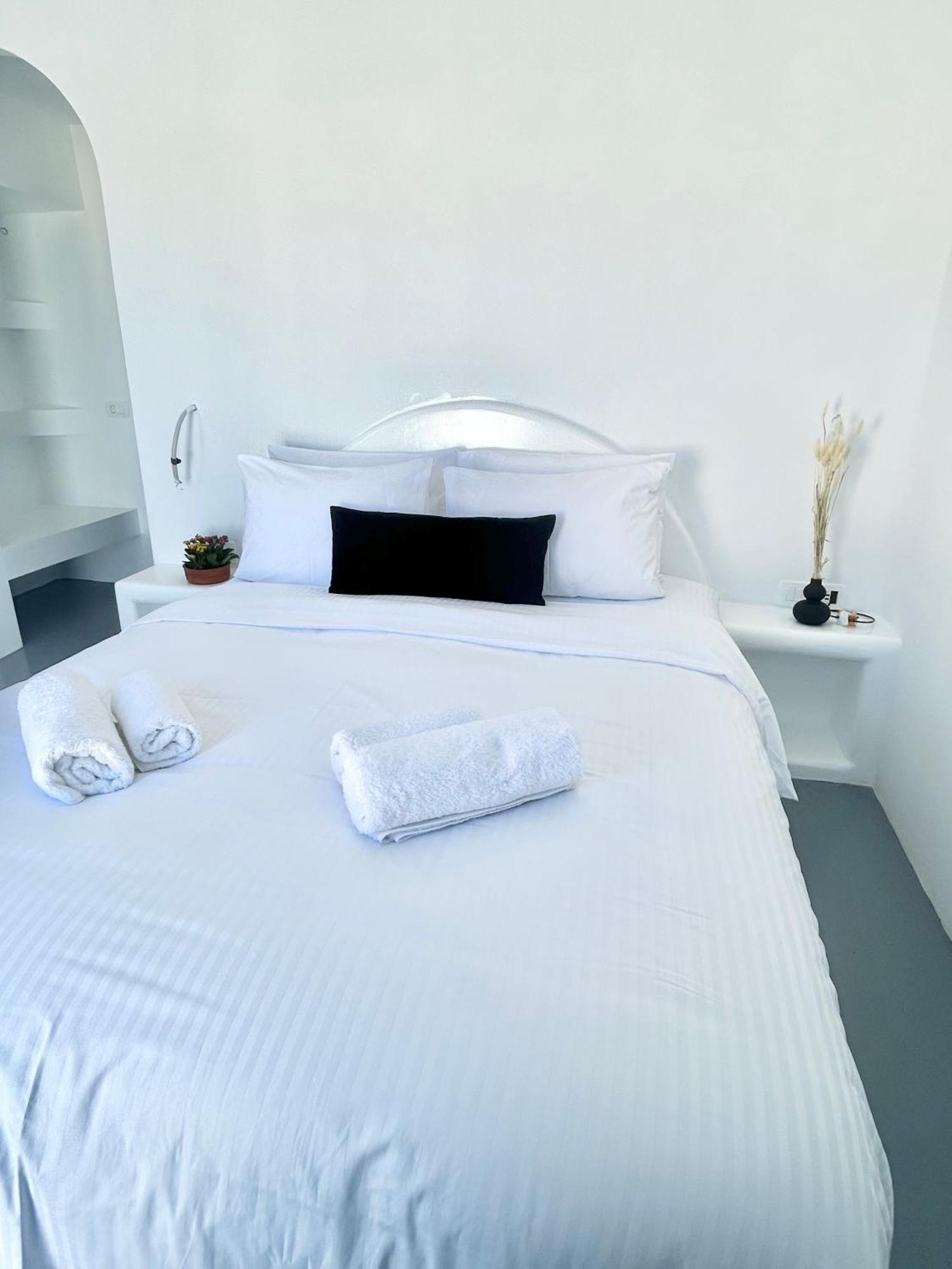 Oinos Luxury Suites Foinikia  ภายนอก รูปภาพ